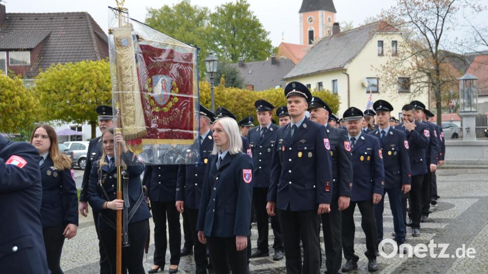 Zusammen mit der Kapelle &quot;Bayrisch Blech&quot; und den Kommunalvertretern feierten die Teilnehmer aus allen sieben Ortsfeuerwehren den Florianstag in der katholischen Stadtpfarrkirche. Bild: dob