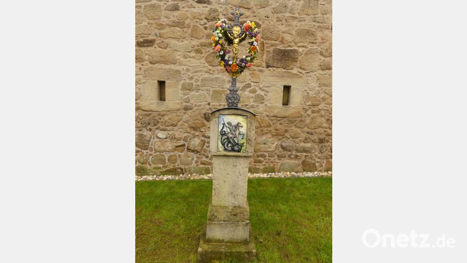 Den Bildstock ziert das plastische Bild von Sankt Georg Bild: rn