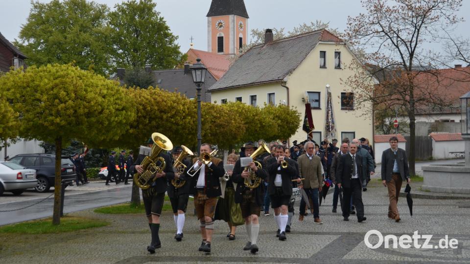 Zusammen mit der Kapelle &quot;Bayrisch Blech&quot; und den Kommunalvertretern feierten die Teilnehmer aus allen sieben Ortsfeuerwehren den Florianstag in der katholischen Stadtpfarrkirche. Bild: dob