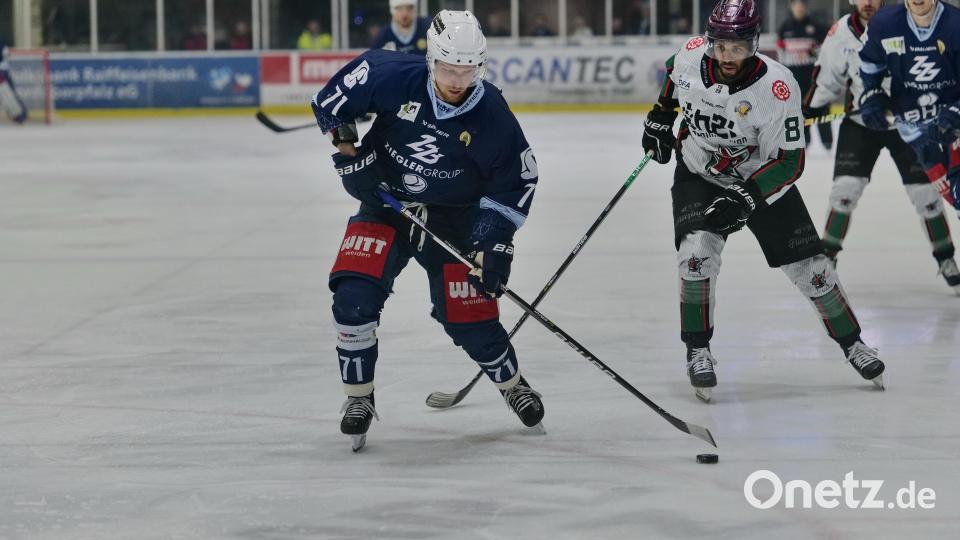 Szenen aus dem dritten Play-off-Finale zwischen den Blue Devils Weiden (blaue Trikots) und den Starbulls Rosenheim. Bild: Elke Englmaier