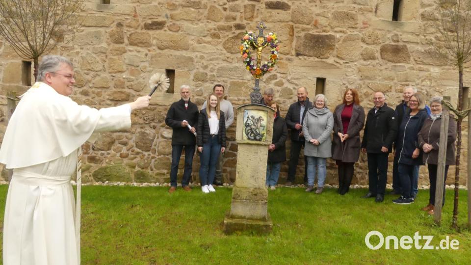 Pfarrer Pater Adrian segnet den neu gestalteten Bildstock. Bild: rn