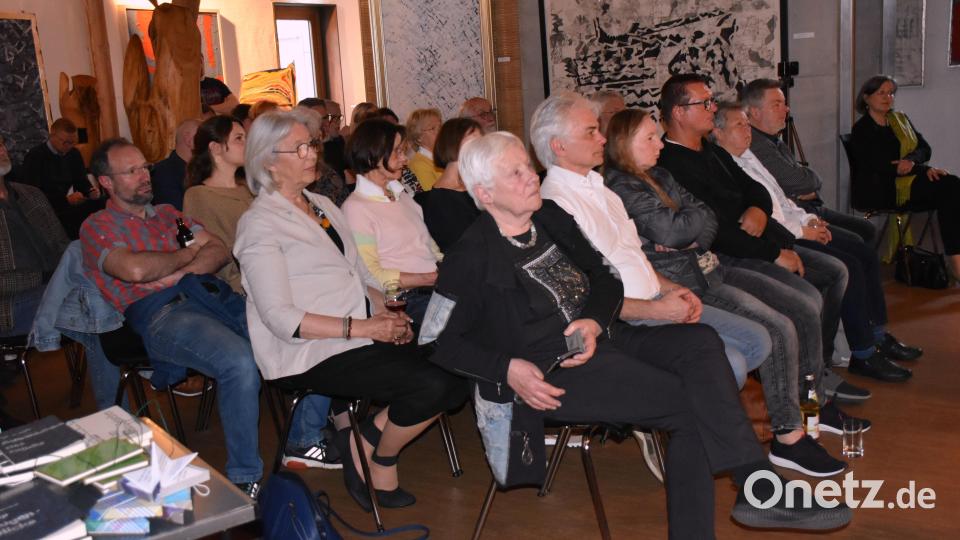 Still und sehr aufmerksam lauschte das Publikum den tiefgreiifenden Worten des Lyrikers und dem extravaganten Jazz. Bild: ubb