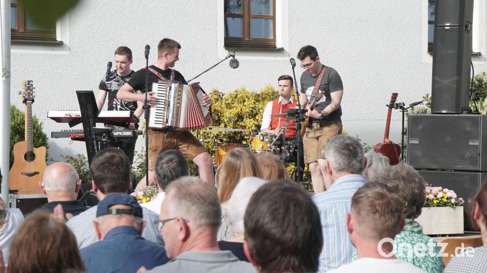 Die Partyband &quot;Rundumadum&quot; sorgte mit ihren Partyhits für Stimmung bei der Serenade Bild: nib