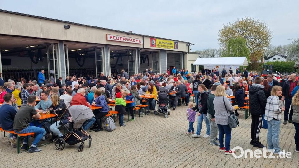 Seit gut vier 40 Jahrzehnten eröffnet die Freiwillige Feuerwehr am 1. Mai die Hirschauer Festl-Saison. Auch heuer herrschte wieder großer Gästeandrang. Entsprechend groß war die Nachfrage nach Speisen und Getränken. Bild: u