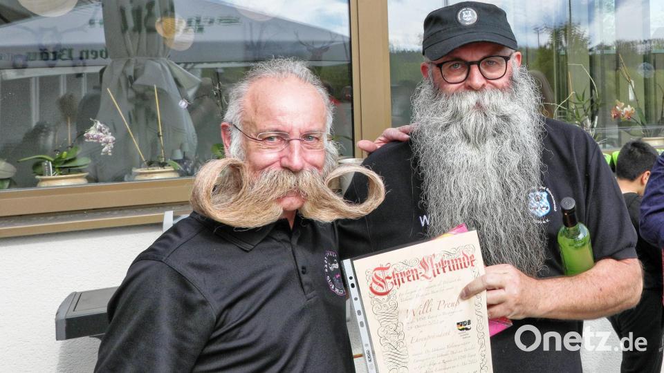 Der Präsident des Verbandes Deutscher Bartclubs, Jürgen Burkhardt, (links) ernannte Willi Preuß (rechts) zum Ehrenpräsidenten. Bild: Jürgen Burkhardt