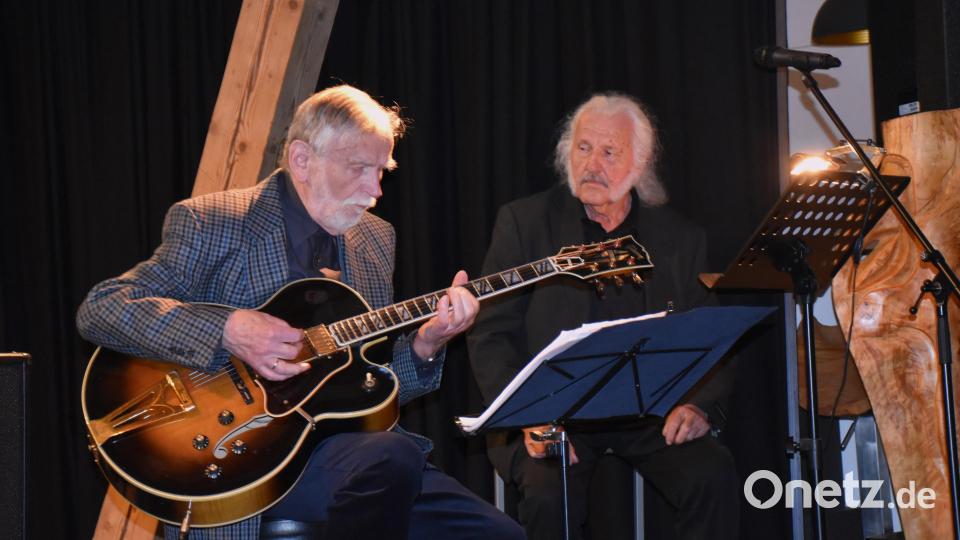 Alfred Hertrich improvisierte zu den Gedichten seines Freundes, Cesaro, mit Jazzklängen auf seiner Gitarre. Die Musiker ergänzten sich perfekt bei klangvoller Musik und wortgewaltigen Gedichten. Bild: ubb
