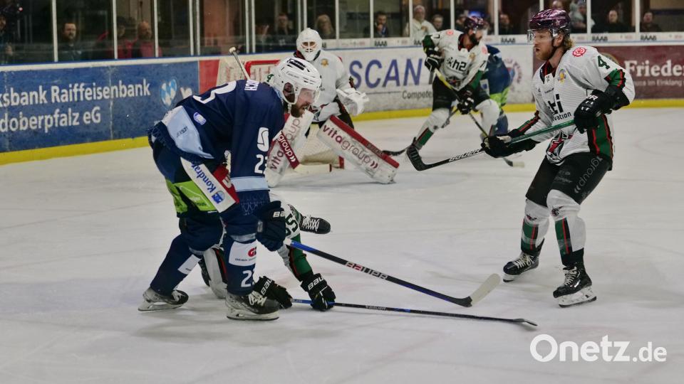 Szenen aus dem dritten Play-off-Finale zwischen den Blue Devils Weiden (blaue Trikots) und den Starbulls Rosenheim. Bild: Elke Englmaier