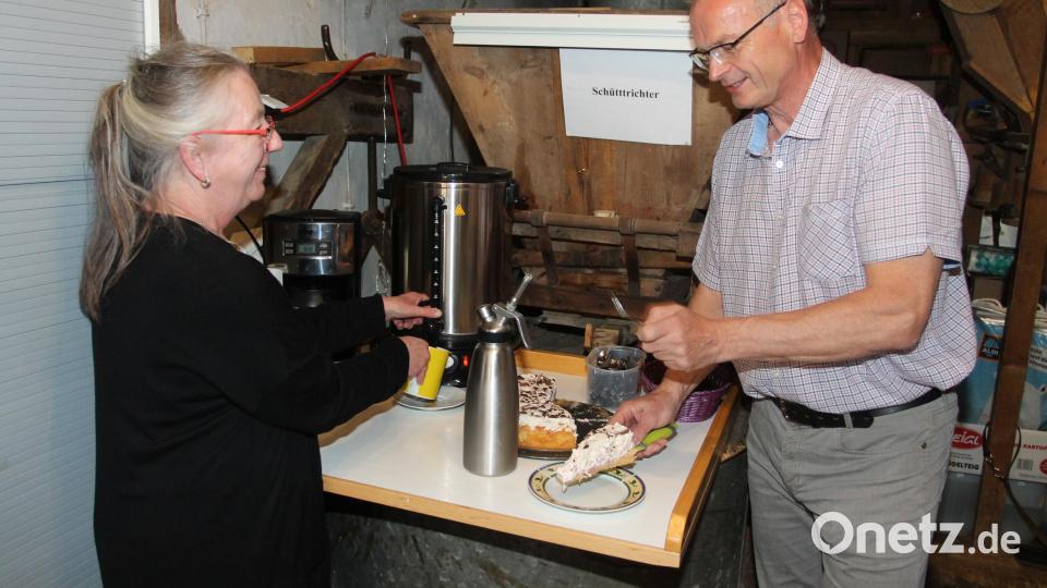 Das soll für Ingrid und Thomas Graf spätestens Ende Oktober vorbei sein: Kaffee kochen und Gebäck servieren. Bild: pi