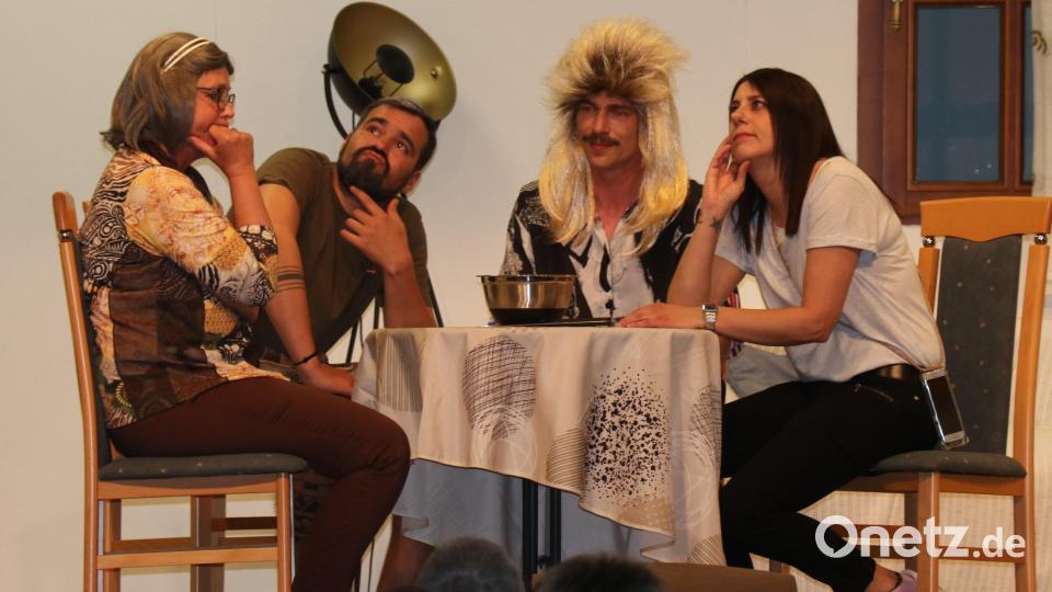 Sie unterhalten sich lebhaft über die Zeitreise: (v.l.): Ulla (Ilona Weiß), Holger (Martin Wölker), Rolf (Daniel Ritz) und Sabine (Amanda Gonzales) Bild: Willi Ertl