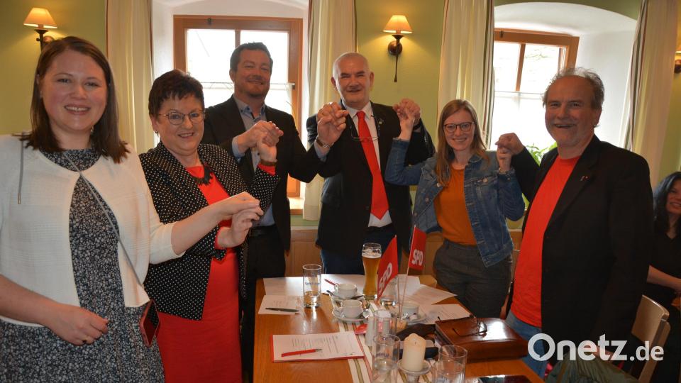 Trotz der schlechten Umfragewerte zeigte sich die SPD-Führungsriege bei der Kreiskonferenz in Bärnau optimistisch: Mit dabei waren (von links) Bezirksvorsitzende Carolin Wagner, Brigitte Scharf, Uli Grötsch, Uli Roth, Nicole Bäumler und Karl Georg Haubelt. Bild: jr