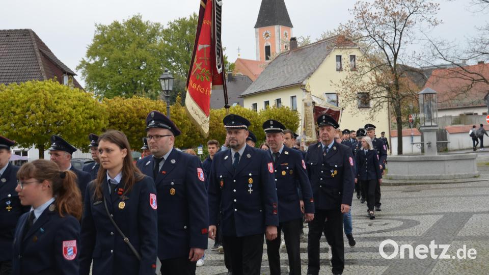 Zusammen mit der Kapelle &quot;Bayrisch Blech&quot; und den Kommunalvertretern feierten die Teilnehmer aus allen sieben Ortsfeuerwehren den Florianstag in der katholischen Stadtpfarrkirche. Bild: dob