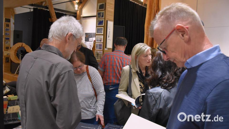 Der Büchertisch des Lyrikers Ingo Cesaro war in der Pause dicht umlagert. Der Schriftsteller hat unzählige Gedichtebände geschrieben und viele davon mitgebracht. Bild: ubb