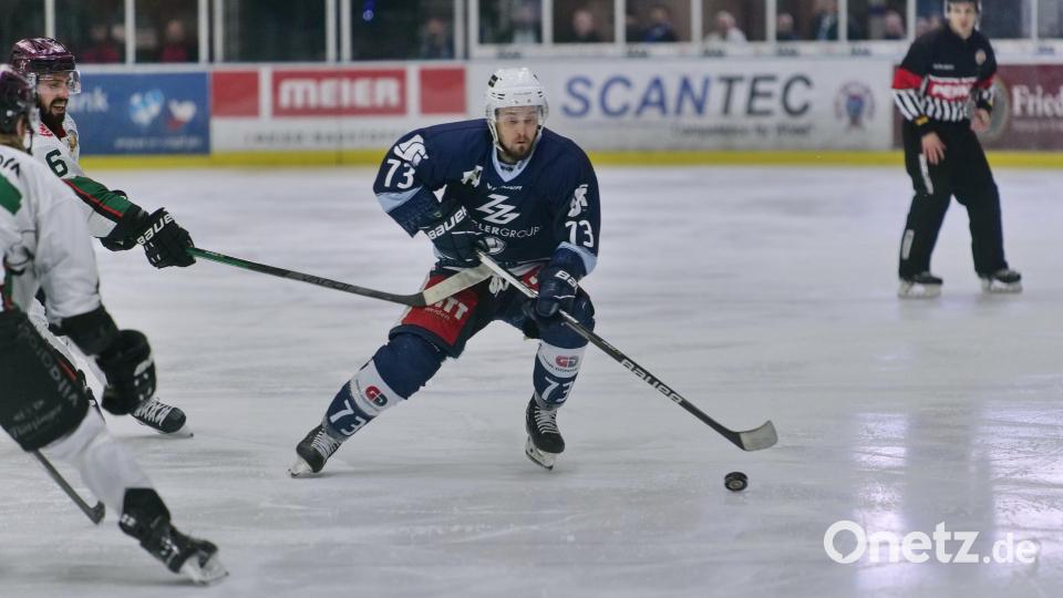 Szenen aus dem dritten Play-off-Finale zwischen den Blue Devils Weiden (blaue Trikots) und den Starbulls Rosenheim. Bild: Elke Englmaier