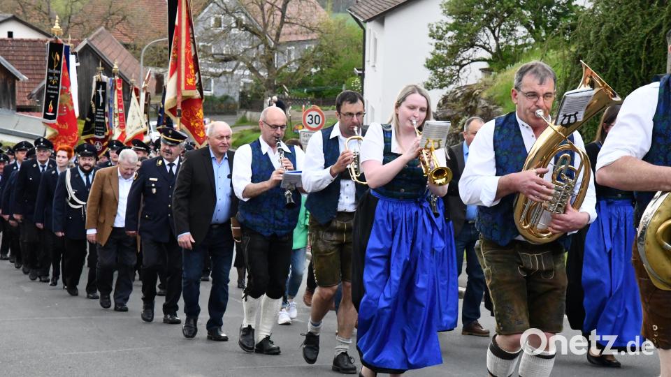 Ein farbenträchtiges Bild bietet sich beim Kirchenzug anlässlich des Florianstags in Aschach. Bild: sche