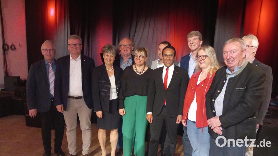 Für ein gutes SPD-Ergebnis im Herbst eintreten wollen (von links) der Vorsitzende der Kreistagsfraktion, Winfried Franz, Bürgermeister Michael Göth, Dritte Bürgermeisterin Hildegard Geismann, Landtags-Listenkandidat Armin Rüger, Ortsvereinsvorsitzende Bettina Moser, Landtags-Direktkandidat Uwe Bergmann, Generalsekretär Nasser Ahmed, stellvertretender Landrat Michael Rischke, Bezirkstagskandidatin Simone Böhm-Donhauser, SPD-Stadtratsfraktionsvorsitzender Joachim Bender und stellvertretender Ortsvereinsvorsitzender Thomas Steiner. Bild: dir