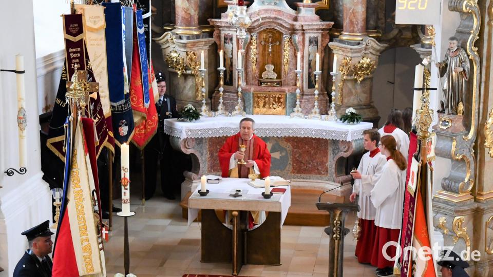 Acht Fahnen der Freiwilligen Feuerwehren Freudenbergs und Raigering hatten sich zum Gottesdienst um den Altar der St. Ägidiuskirche in Aschach versammelt , um ihren Schutzpatron des Hl. Florians zu gedenken. Bild: sche