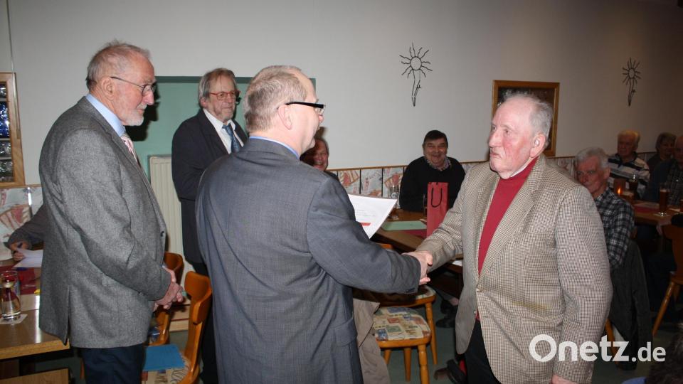 Seit 65 Jahren gehört Karl Ehemann zu den &quot;Kulmianern&quot;, seit 60 Jahren ist er aktiver Sänger. Hierzu gratulierten (von links) der Ehrenvorsitzende des Sängerkreises Nordoberpfalz Herbert Kick, Vereinsvorsitzender German Herath und Sängerkreisvorsitzender Karl Herrmann. Bild: bjp
