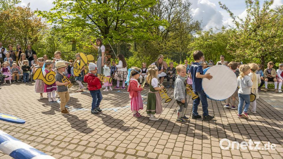 Impressionen vom Maibaumfest 2023 im Kindergarten Neunkirchen. Bild: Zaneta Weidner