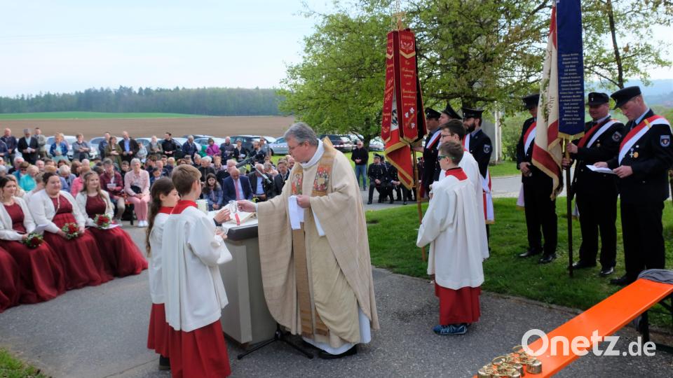 Vor der Kapelle in Haselhof zelebriert Pfarrer Prior Adrian Kugler den Festgottesdienst Bild: do
