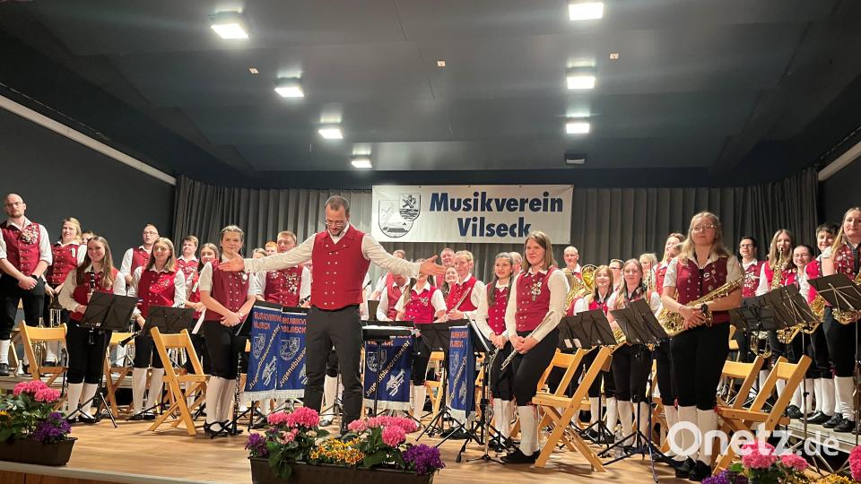 Nach einem tollen Konzertabend strahlen Dirigent Barnabas Lugosi und seine 50 Musiker des Musikvereins Vilseck. Bild: Stefanie Gradl