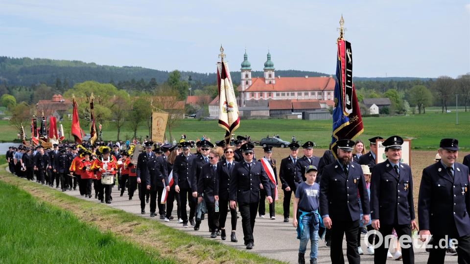 Stets das Kloster-Panorama im Blick bewegt sich ein bunter Festzug vom Klosterhof zum Kulturstadel in Haselhof. Bild: do