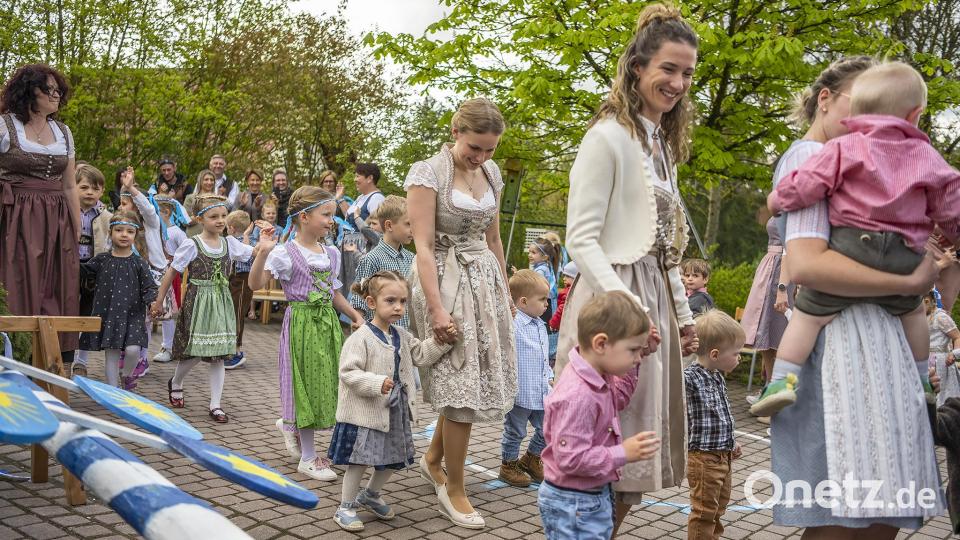 Beim Maibaumfest setzen Kindergarten und -krippe in Neunkirchen ganz auf bayerische Tradition. Bild: Zaneta Weidner