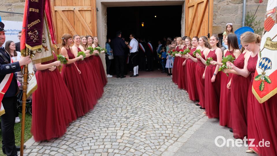 Die Festdamen begrüßen die vielen Hundert Festzug-Teilnehmer beim Einzug in den Feststadel. Bild: do