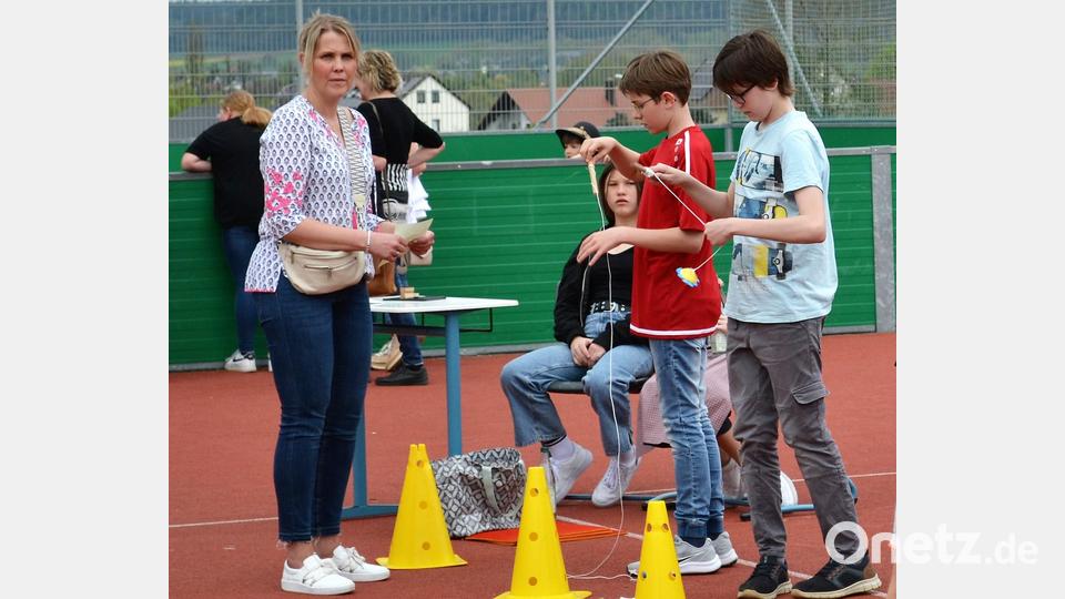 An der Station von Lehrerin Kathrin Kraus mussten die beiden Sechstklässler Felix und Markus eine zwei Meter lange Schnur um die Wette aufwickeln. Bild: kki