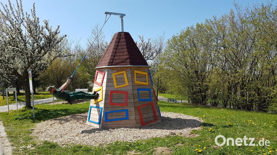 Sibyllenbad-Gärtner Patrick Schön, der auch für die Pflege der Anlage zuständig ist, am Wasserski-Haus. Bild: Kurmittelhaus Sibyllenbad/exb
