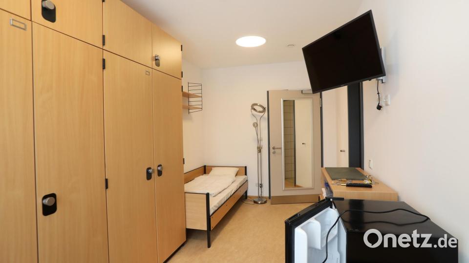 Ein noch unbewohntes neues Einzelzimmer in Buche-Dekor mit eigenen angrenzenden Sanitärbereich. Bild: Gerhard Goetz