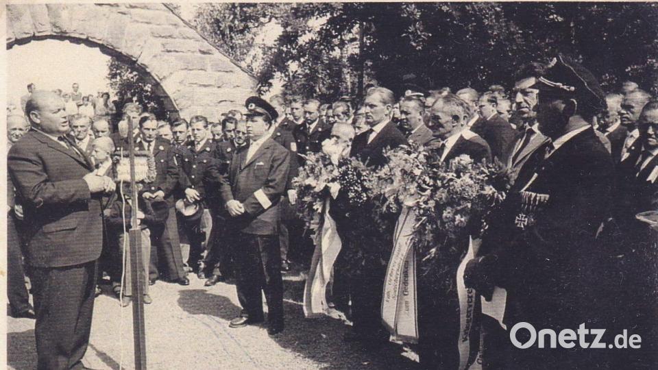 Bei der Einweihung des Kriegerdenkmals am 28. Juli 1963 sprach auch der damalige Landrat Valentin Kuhbandner (links). Auch dieser Jahrestag wird am kommenden Wochenende gefeiert. Bild: Archiv SKS Ramlesreuth/exb