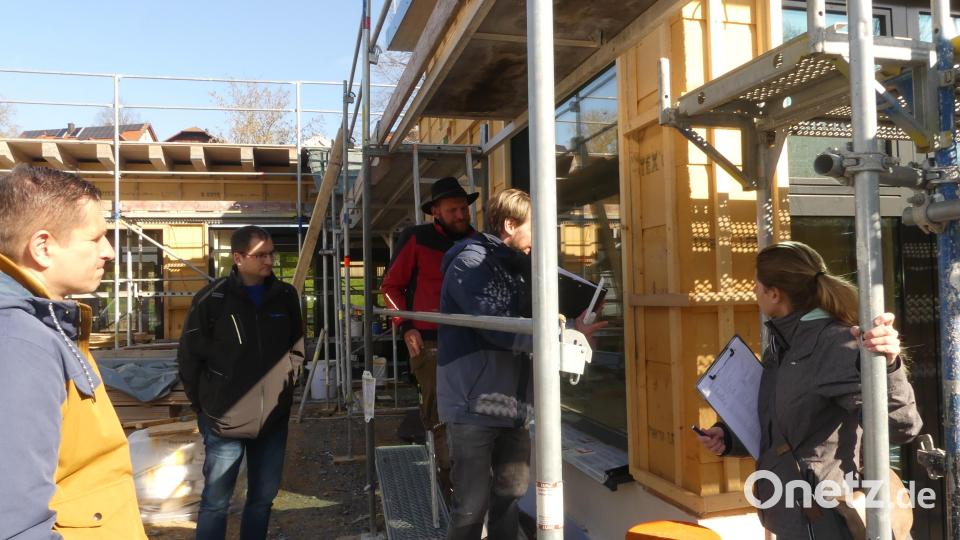 Mit Firmenvertreter führt Architektin Martina Lenk beim Baustellentermin Gespräche zur Außenverkleidung. Bild: rn