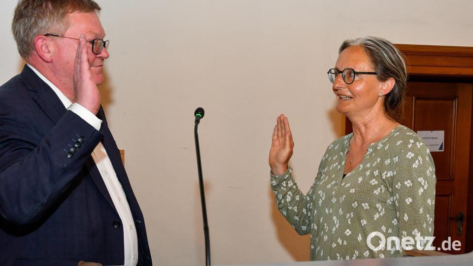 Oberbürgermeister Michael Cerny nahm der neuen grünen Stadträtin Simone Maaß am Montagabend den Eid ab. Bild: Petra Hartl