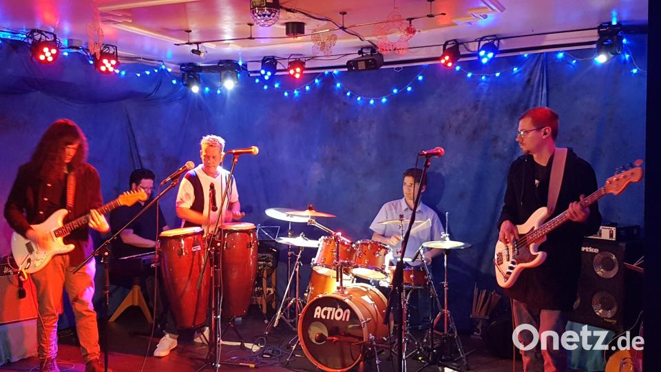Nicht nur die Musiker der Band "Superniere" entern die "offene Bühne" im "Parapluie". Einige Neulinge treten zum ersten Mal vor Publikum auf. Bild: Bernd Mende/exb