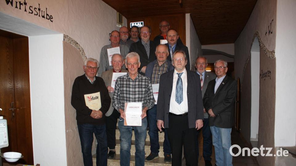 Mit Manfred Baumann (hinten, links) und Günther Steinlein (erste Treppenstufe rechts) hat der &quot;Kulmianer&quot;-Gesangverein zwei neue Ehrenmitglieder. Karl Ehemann (erste Stufe links), der seit 65 Jahren Mitglied ist, wurde diese Ehre schon 2019 zuteil. Von rechts Sängergruppenvorsitzender Sigmar Bräutigam, Sängerkreis-Ehrenvorsitzender Herbert Kick, Vereinsvorsitzender German Herath. Zweite Stufe rechts (hinter Günther Steinlein): Sängerkreisvorsitzender Karl Herrmann. Hinten Vierter von links: Chorleiter Heinz Schmidt. Bild: bjp