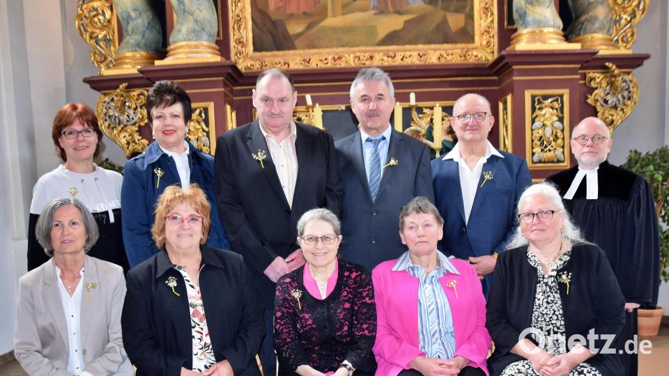 Auf die Konfirmation vor 50 Jahren blickten (stehend, von links) Karla Palussek, Christine Albrecht, Jürgen Renner, Karl-Heinz Hader, Hans Roth, Pfarrer Ahnert, (sitzend, von links) Gunda Neubauer, Margareta Makitta, Ingrid Dehling, Erika Luber und Edeltraud Gharbi zurück. Bild: wku