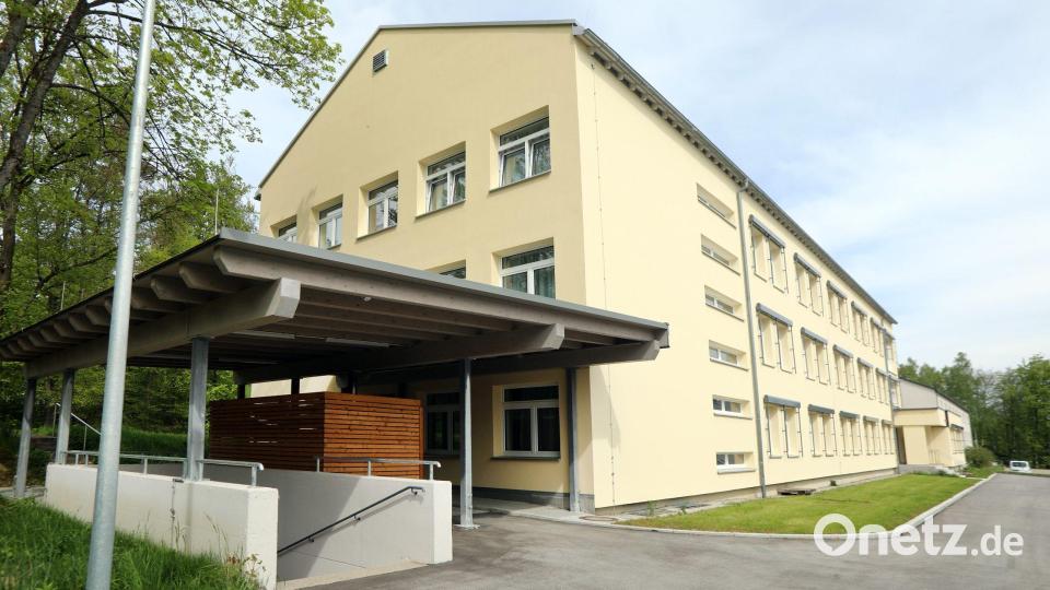 Im sanierten Unterkunftsgebäude gibt es 63 moderne Einzelzimmer, dazu einen Pavillon samt Platz für Grill und Fahrräder. Bild: Gerhard Götz