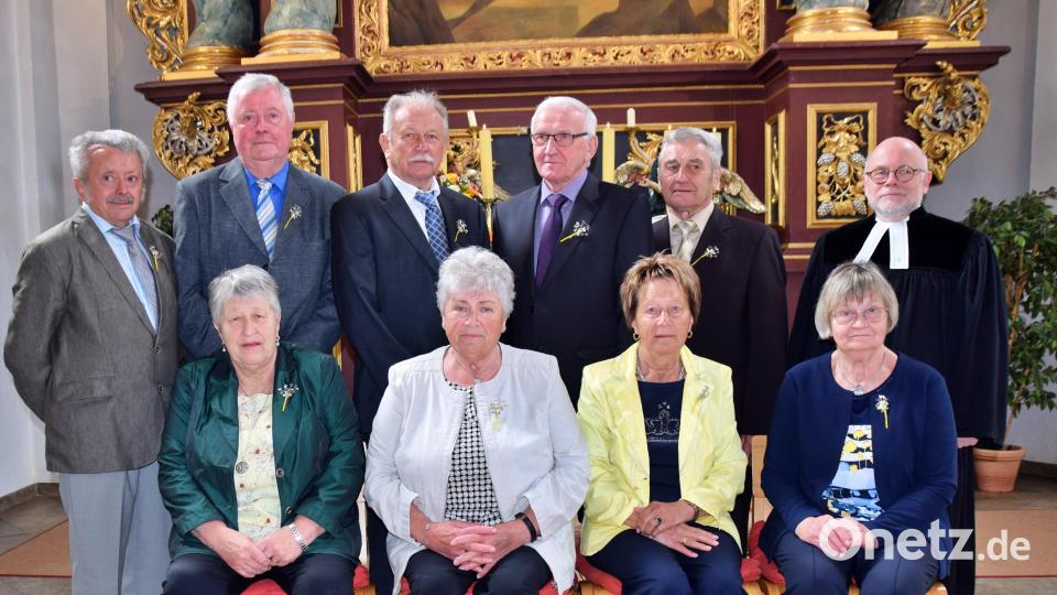 Zur Diamantene Konfirmation versammelten sich (stehend, von links) Georg Rüppel, Karl Schunk, Ernst Kohl, Werner Renner, Hans Lehnerer, Pfarrer Ahnert, (sitzend, von links) Helga Köller, Betti Pirner, Marianne Ulherr und Gunda Lederer. Bild: wku