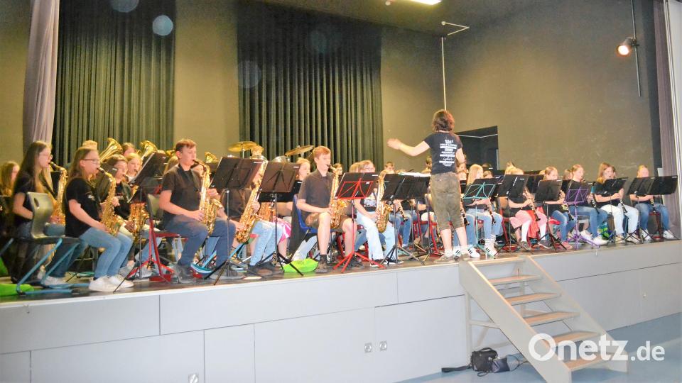 Das Fest endete mit einem Konzert der Bläserklassen, bei dem 60 Schüler auf der Bühne gemeinsam Musik machten. Bild: kki