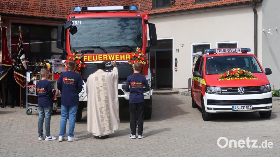 Pater Robin Xavier erteilt dem Versorgungs-LKW (links) und dem neuen Mehrzweckfahrzeug den kirchlichen Segen und wünscht allzeit eine gesunde Rückkehr von den Einsätzen. Bild: rha