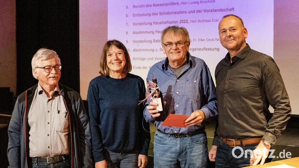 Die Vorsitzenden flankieren hier das neue Ehrenmitglied der DAV-Sektion Sulzbach-Rosenberg: (von links) Michael Scherer, Elke Geck-Neidl, der geehrte Jackie Leibig und Bernhard Eisenreich. Bild: elg
