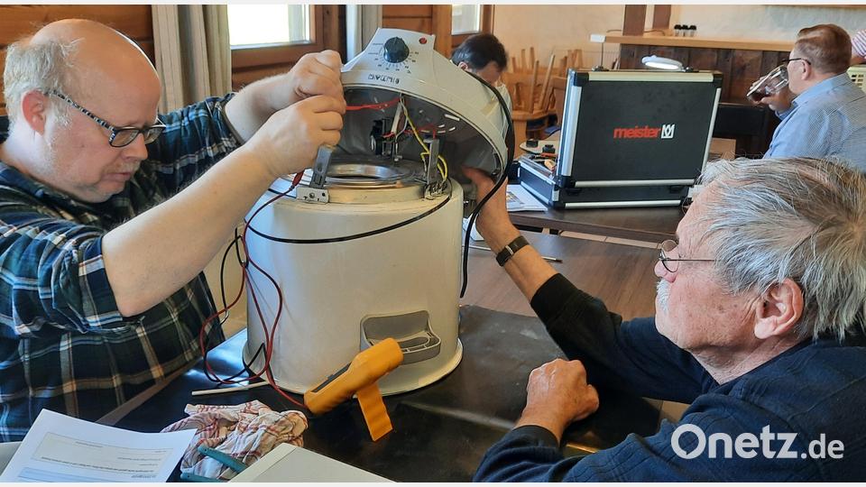Defekte Geräte werden beim Repair-Café in Ammerthal beim Stodlwirt wieder instand gesetzt. Bild: oe