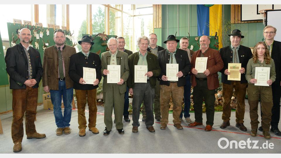 Zweiter Vorsitzender Sascha Freymann, Vorsitzender Christian Ertl (von links) und Bezirksvorsitzender Alexander Flierl (rechts) ehren die langjährigen Mitglieder Hans Baierl (50 Jahre), Helmut Paulin, Hans Käs, Bernhard Wittmann, Hans Versch (alle vierzig Jahre), Hermann Hartung (25 Jahre Mitglied der Jagdhornbläsergruppe, von links) und die Mitglieder Josef Stauber, Georg Kleber, Stefan Forster und Markus Dirscherl für 25-jährige Mitgliedschaft Bild: bey