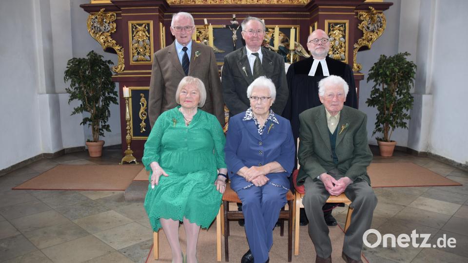 Helmut Trautmann, Willi Renner (hinten, stehend) und Angelika Dürr (sitzend, links) begingen ihre Eiserne Konfirmation, Hans Pöllinger (sitzend, rechts) seine Gnadenkonfirmation. Barbara Bernt (Mitte sitzend) feierte nach 80 Jahren die Kronjuwelenkonfirmation. Bild: wku