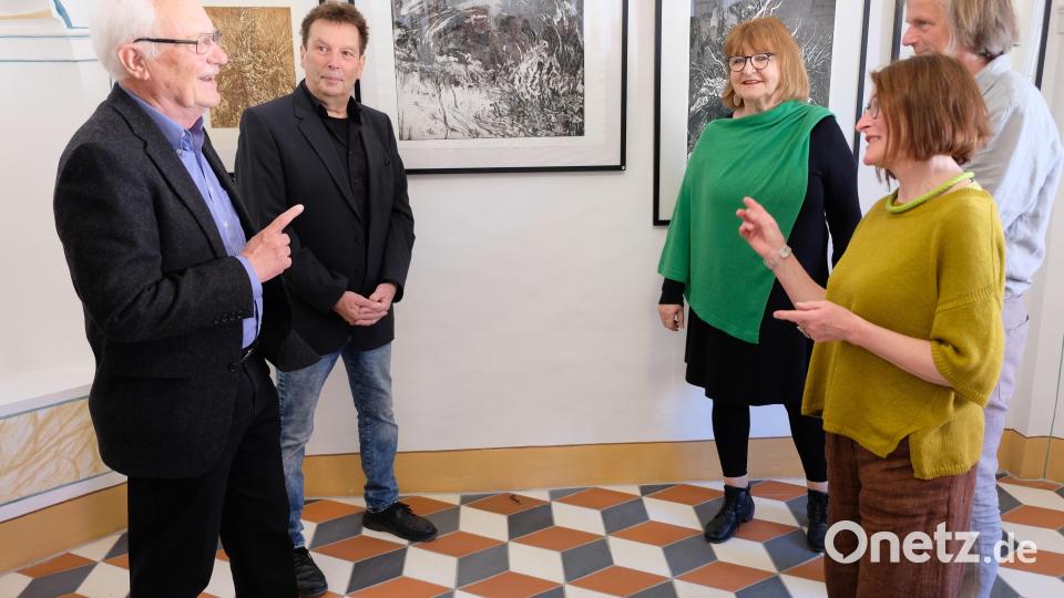 Das Portfolio besonderer Drucktechniken kann bis 29. Mai 2023 im Kloster Speinshart bewundert werden. Zur Ausstellungseröffnung luden die Künstler Bernd Saupe, Stephan Klenner-Otto, Walli Bauer und Anke und Andreas Rudloff ein (von links) Bild: do