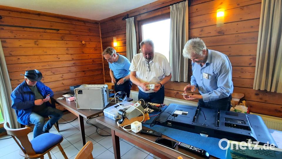 Rechts Jo Pirzer von ZEN, daneben Bürgermeister Anton Peter.
Das Repair-Cafe ist inzwischen eine Erfolgsgeschichte. Bild: oe