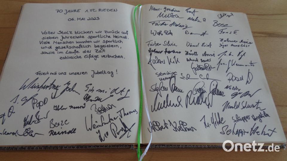 Das goldene Buch des 1.FC Rieden seit 1953 Bild: gau