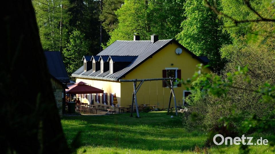 Am Sonntag, den 21. Mai 2023, findet ab 13.00 Uhr auf der Glasschleif in Pullenreuth der Heimatmarkt statt – eine Veranstaltung von HeimatUnternehmen Nordoberpfalz. Das Programm ist so vielseitig wie die HeimatUnternehmen selbst. Auf dem Heimatmarkt geben HeimatUnternehmer tiefe Einblick in eigene Produkte und Projekte. Bild: Cornelia Müller/exb