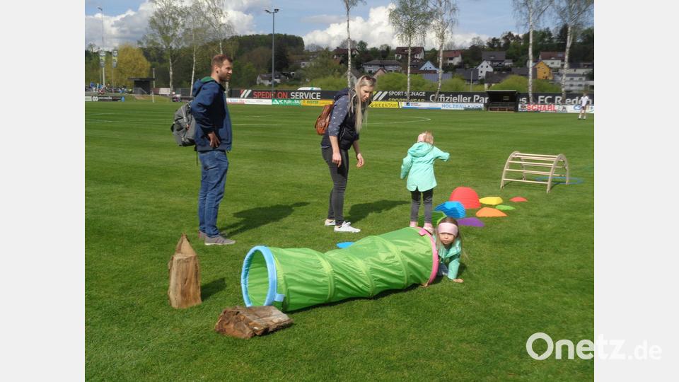 Voller Einsatz der Eltern und Kinder bei der Kinder-Olympiade Bild: gau