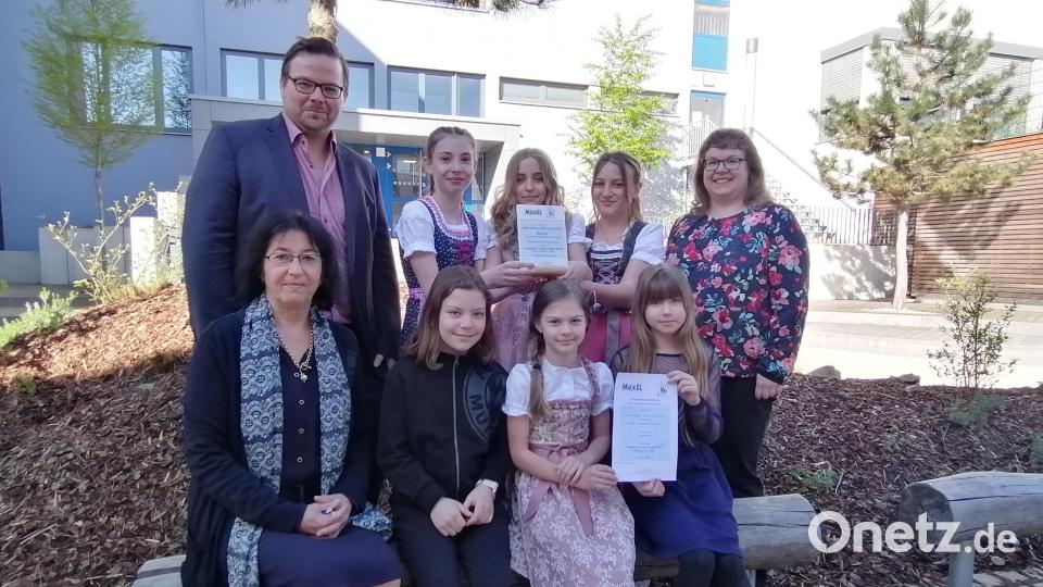 Naabtal-Realschule Nabburg, MaxEL, Alexander Frey, Tabea Geiß, Leni Hasenkopf, Vroni Kurz, Elisabeth Schneider (hinten von links), Hannelore Reil-Heining, Janine Bäumler, Sarah Schückel, Alena Maier (vorne von links) Bild: wrl